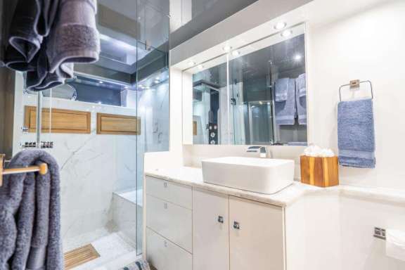 Primary Stateroom en-suite