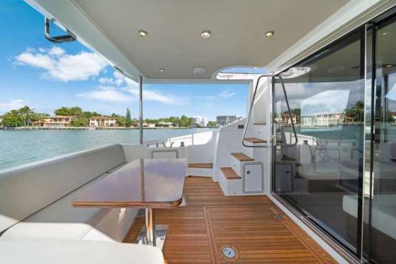 Stern table view