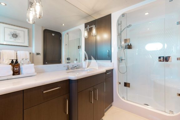 Twin/King Ensuite Bathroom