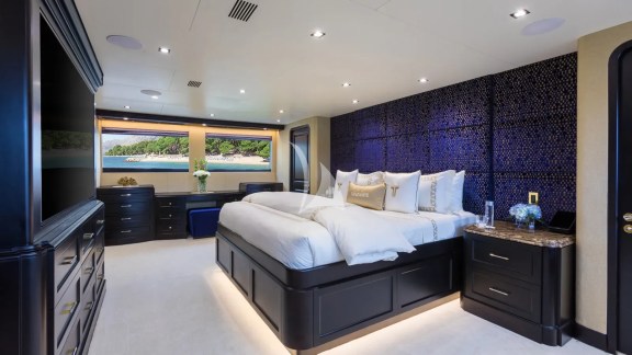 Image of TANZANITE yacht #13