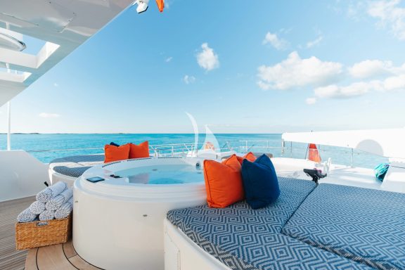 Flybridge Jacuzzi & Sunpads