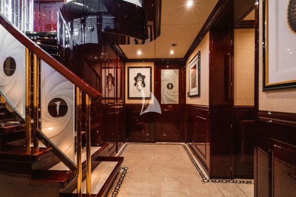 Elevator to all 4 decks