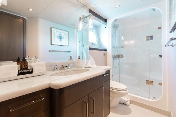 Twin/King Ensuite Bathroom