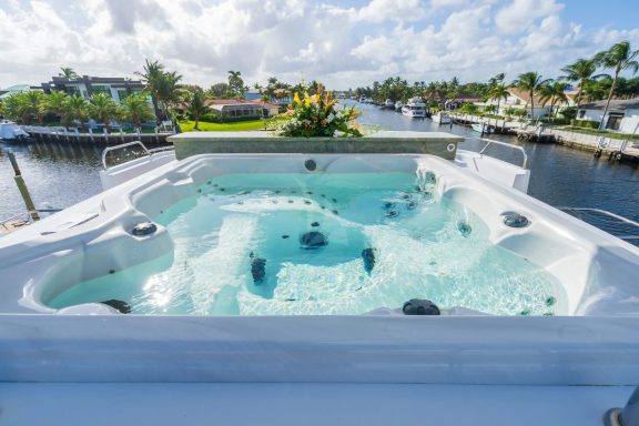 HOT TUB SUN DECK