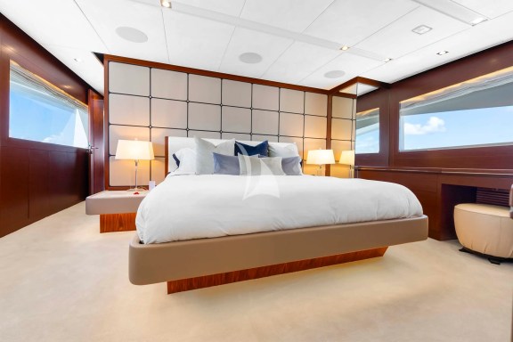 Image of HAPPY HOUR yacht #9