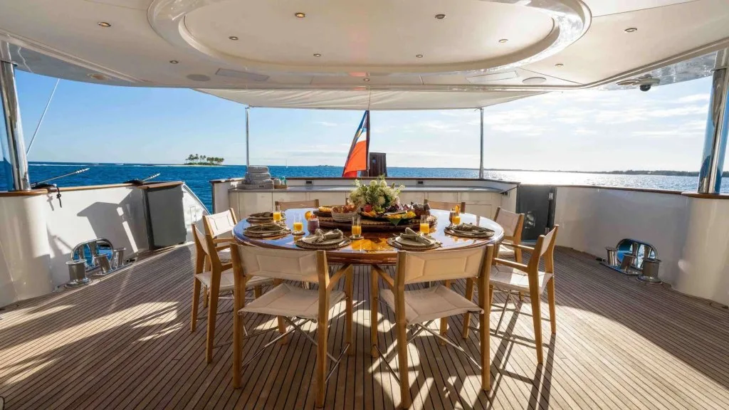 The main saloon of STAY SALTY, a 135 foot Horizon based in the Bahamas