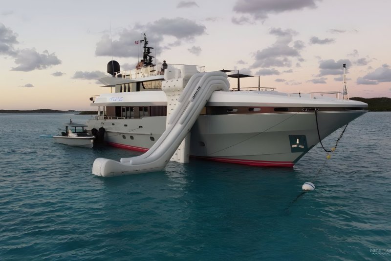 OCULUS 128 ft Oceanfast motor yacht
