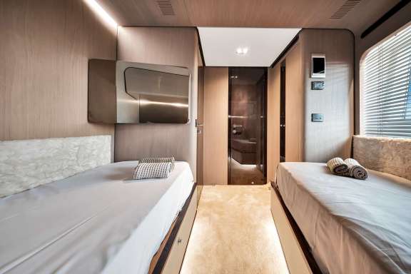 Image of Cloud 9 yacht #19