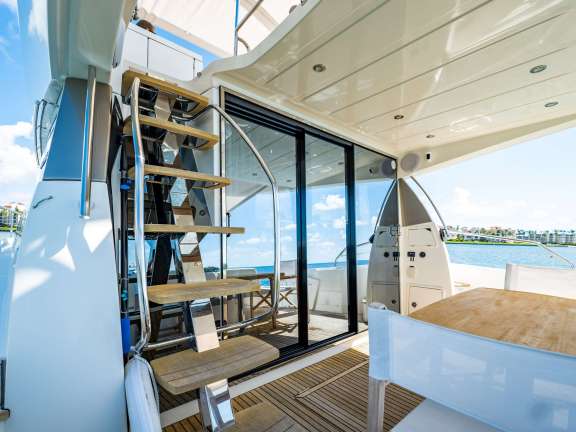 Stern sliding window view