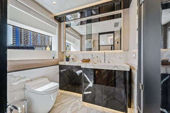 Master Stateroom En-suite