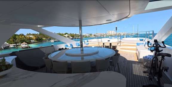 Sundeck Bar & Lazy Susan Dining