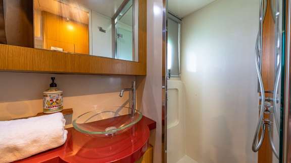 Guest Cabin bathroom