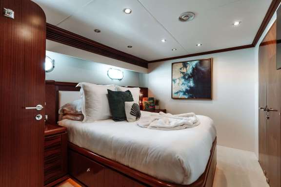 Master Stateroom Queen 1