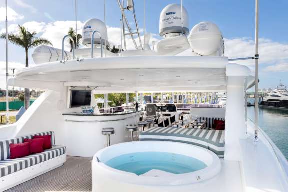 Flybridge jacuzzi