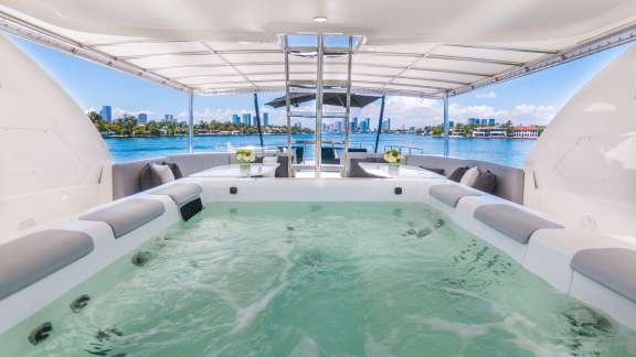 Flybridge with Jacuzzi
