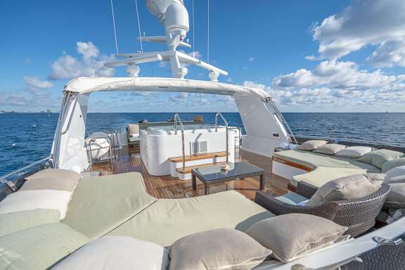 Flybridge with Jacuzzi