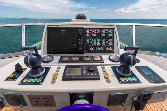 Image of Scarlet yacht #17