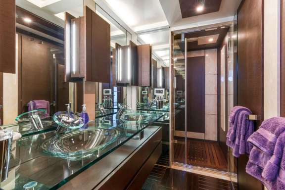 Image of Scarlet yacht #8