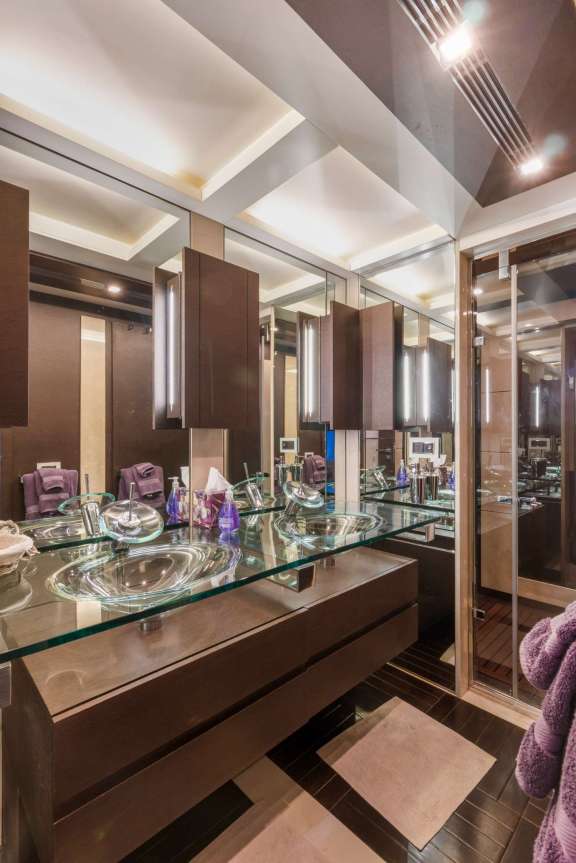 Image of Scarlet yacht #9