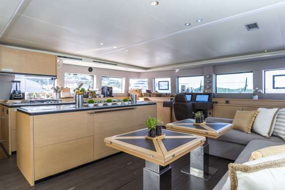 Main salon with adjustable tables