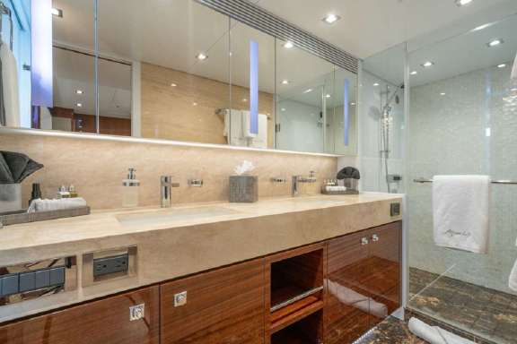 Image of OCEAN LIFE yacht #7