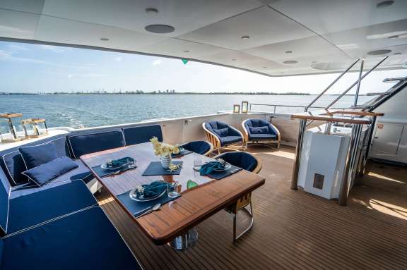 Aft deck seating