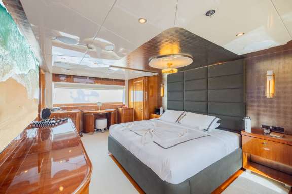 Master/VIP Stateroom on Main Deck with Shower