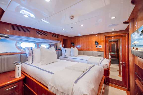 Twin Stateroom Converts to a Que3en-sized Bed
