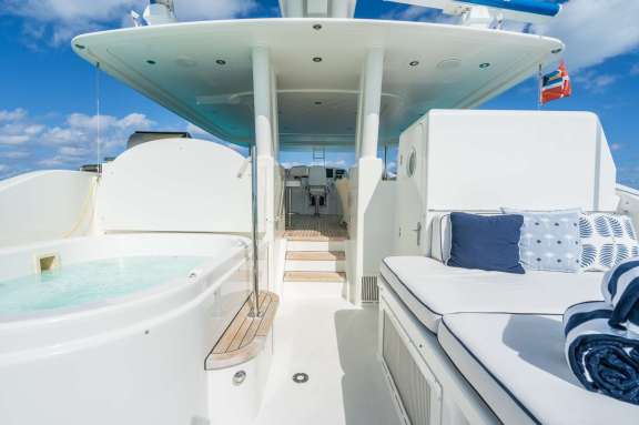 Flybridge Jacuzzi & Sun Pad (When covered, jacuzzi turns into large sun pad as well.)