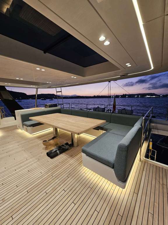 Flybridge Dining Area