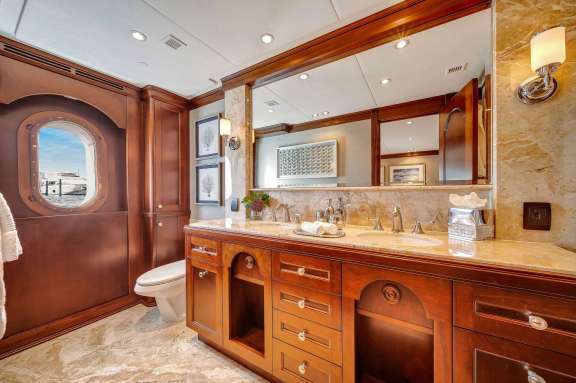 Stbd Fwd Queen - Ensuite