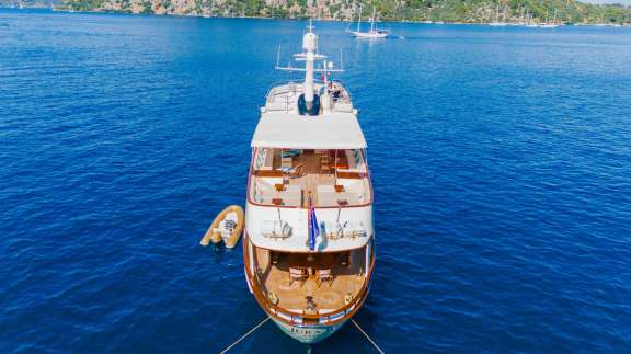 Toys and upper foredeck sunpad