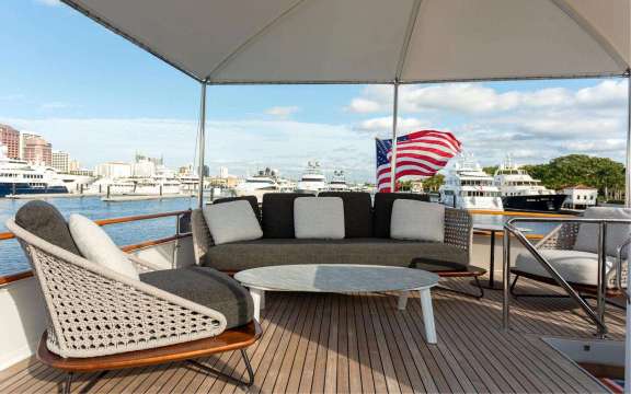 Aft Flybridge Lounge