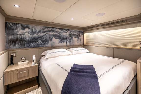 King/Twin Stateroom 5 (Starboard Forward)