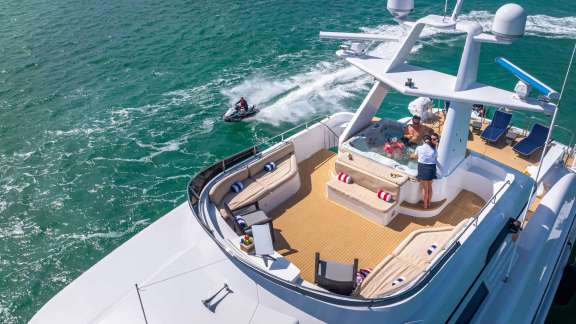 Fly Bridge w/ Jacuzzi