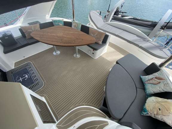 Cockpit with a small coffee table covert to lounging area