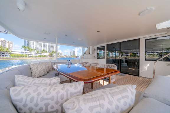 Aft cockpit alfresco dining area