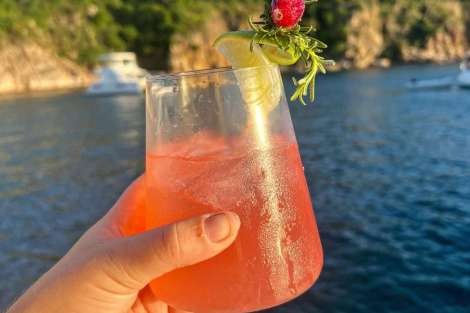 Review img # 57 of the yacht UNWAVERING