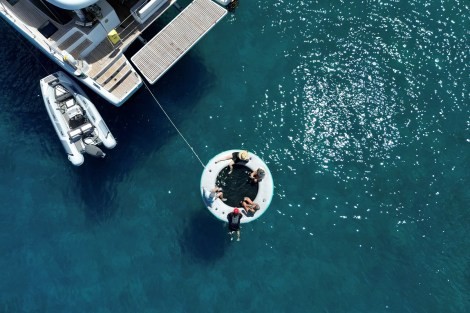 Review img # 37 of the yacht UNWAVERING